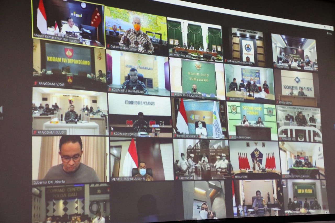 Ganjar mengikuti Rakor via Zoom dengan Menko Marvest Luhut Binsar Pandjaitan terkait Penanganan Covid-19 di Jateng, Jabar, DKI Jakarta, Jatim, Senin (14/12). (foto: humas pemprov jateng)
