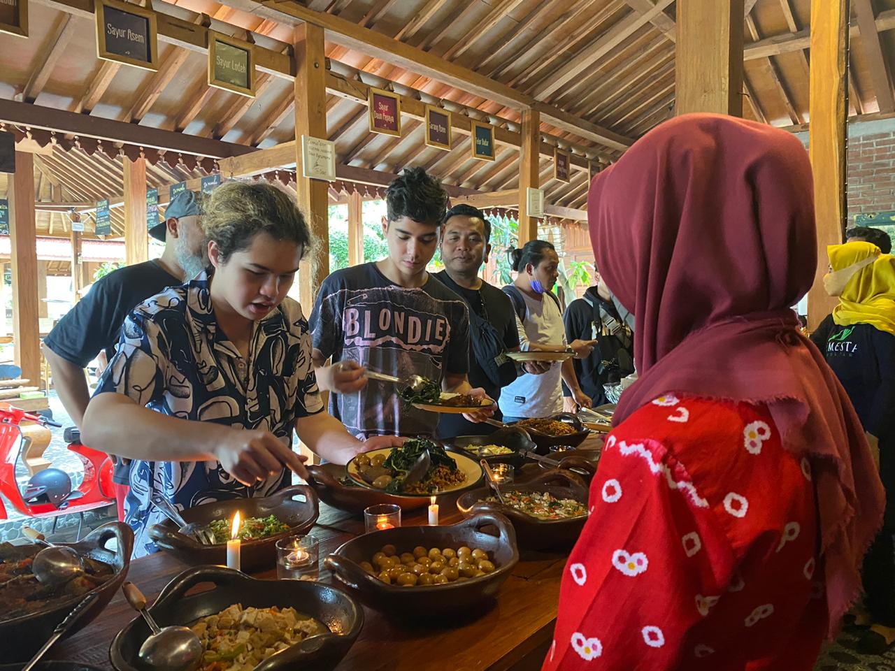 Al, Dul dan Eric Soekamti Terkesan Masakan Ndeso Khas Warung Demenake Borobudur