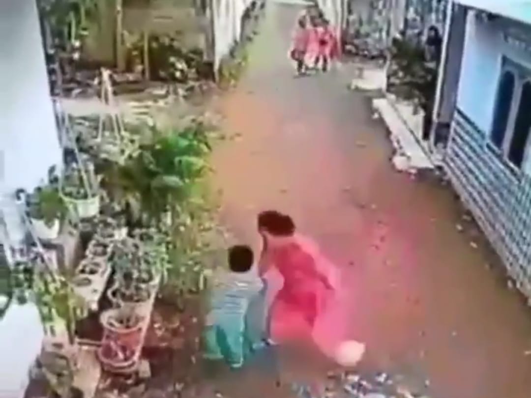 KEKERASAN: Seorang wanita terekam CCTV menganiaya balita. (sumber: tangkapan layar @fakta.indo)
