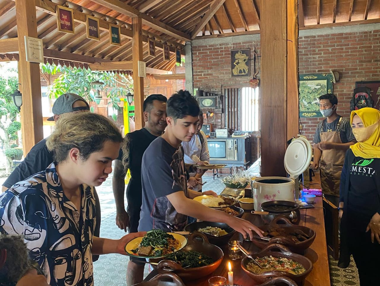 LEZAT: Ahmad Al Ghazali dan Abdul Qodir Jaelani di Warung De’Menake. (dok. Istimewa)