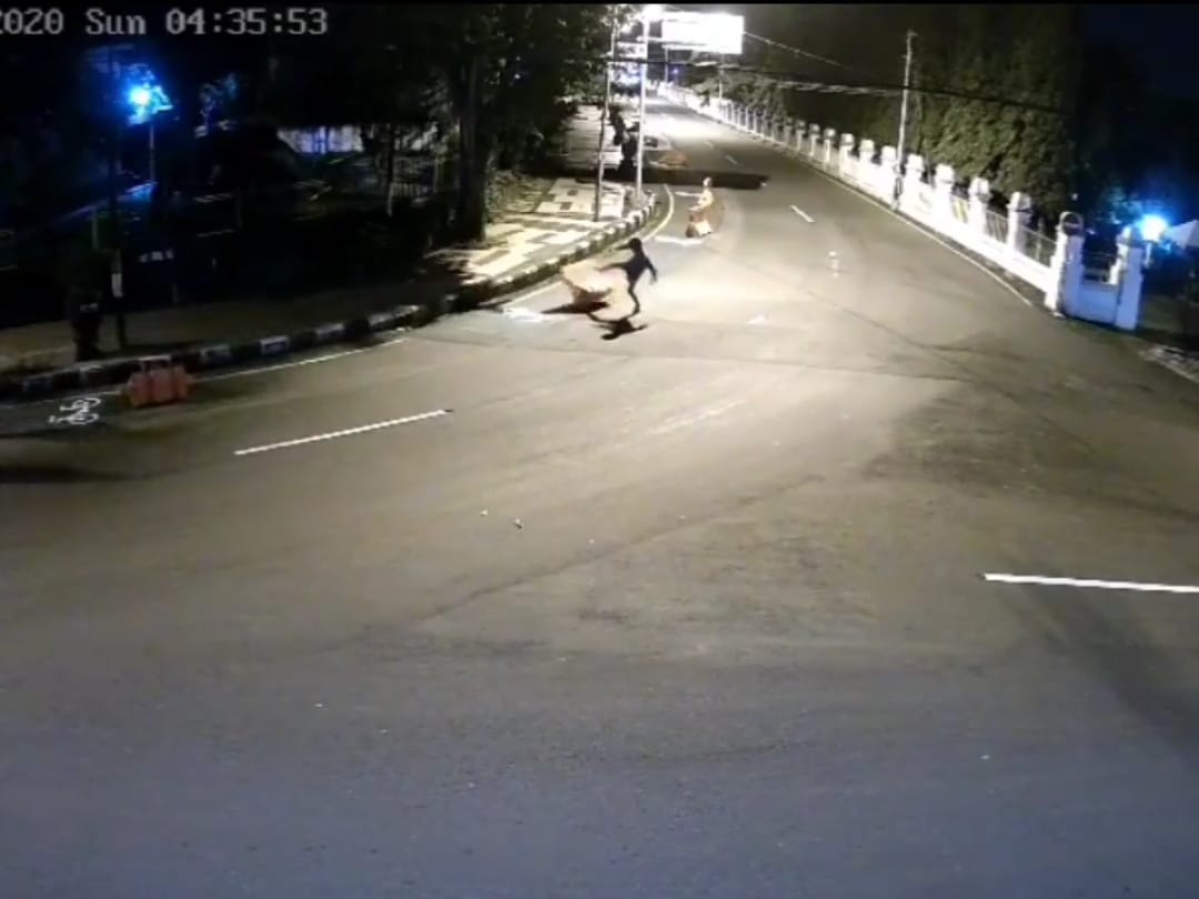 RUSUH: Seorang tak dikenal menendangi hingga roboh water barrier di jalanan Kota Magelang. (sumber: tangkapan layar @dishubkotamagelang)