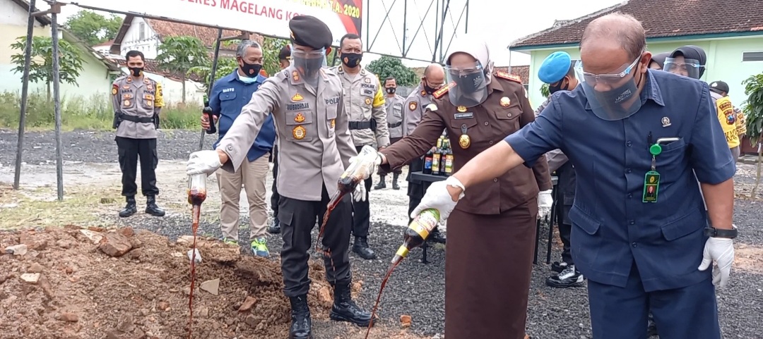 Jelang Akhir Tahun, Polres Magelang Kota Musnahkan Ratusan Botol Miras dan 53 Knalpot Jambrong
