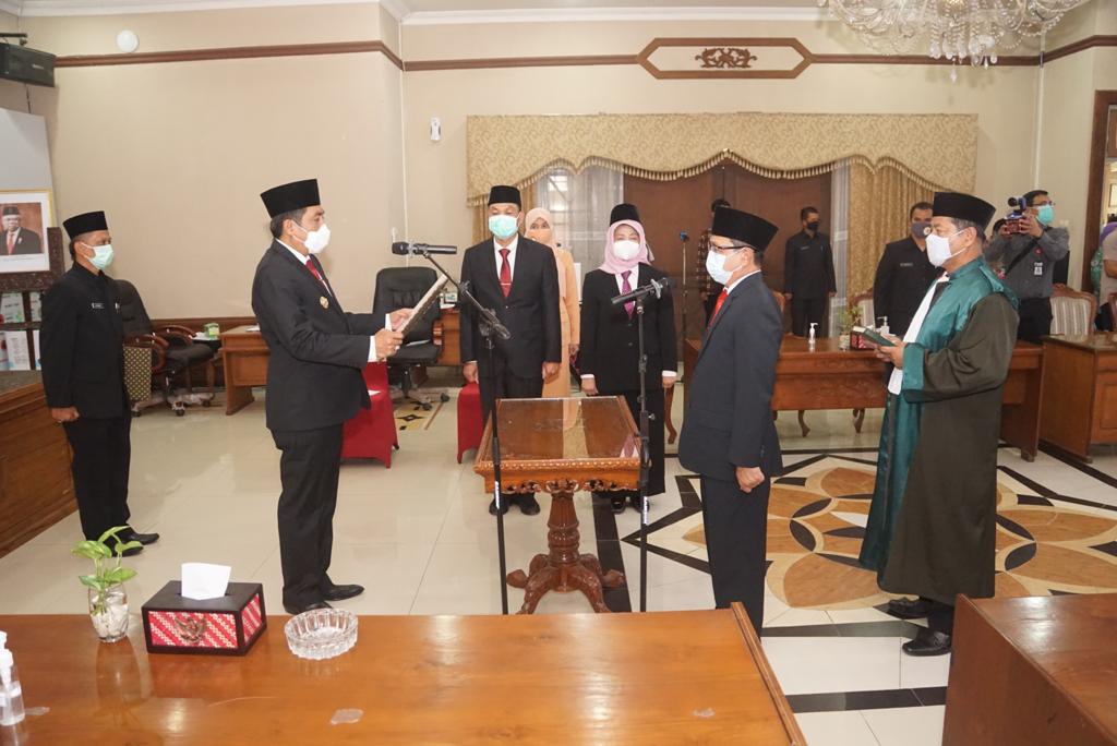 LANTIK: Bupati Magelang Zaenal Arifin saat melantik pejabat pimpinan tinggi pratama di lingkungan Pemerintah Kabupaten Magelang. (foto: humas pemkab megelang)