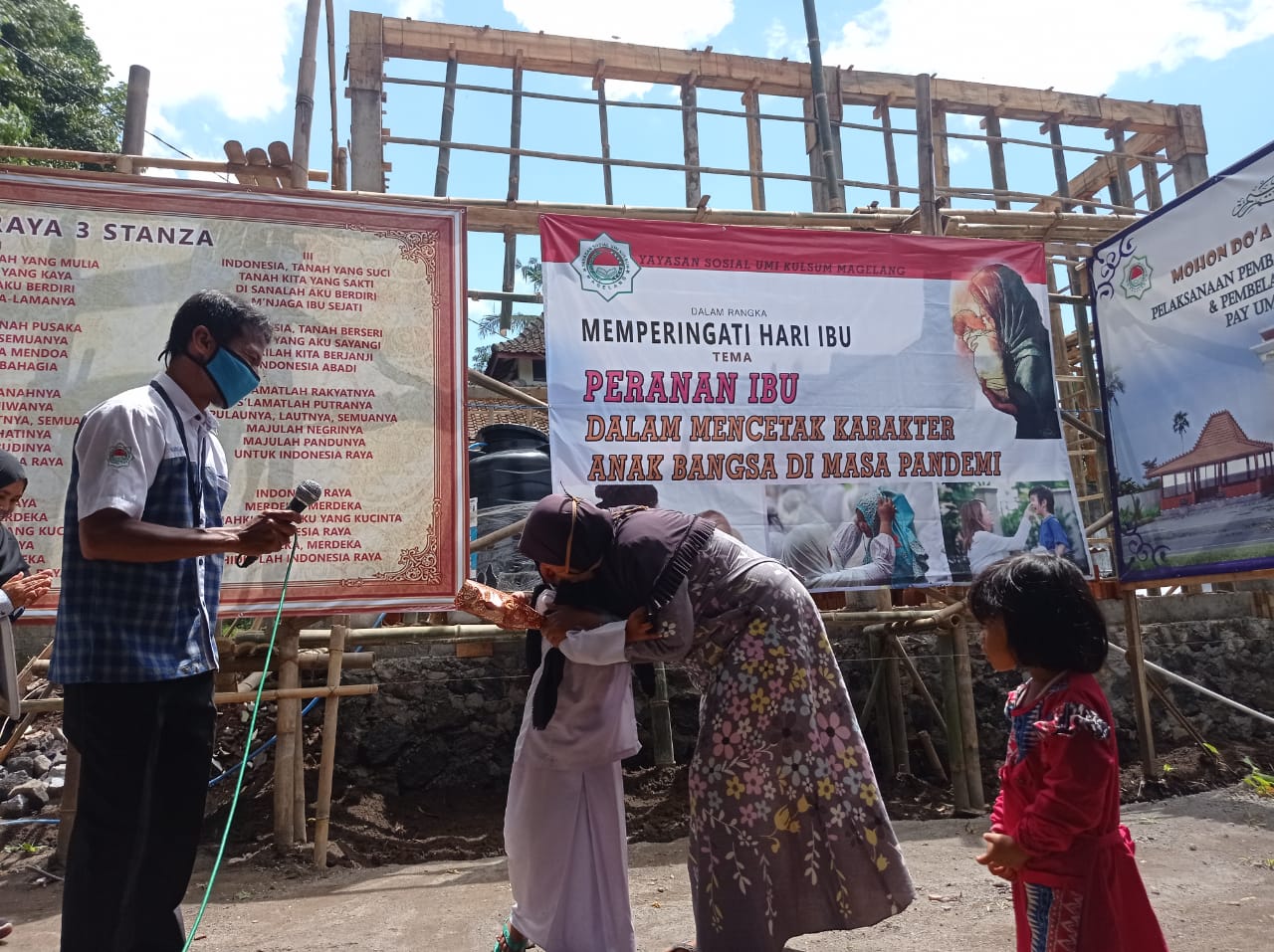 Yayasan Umi Kulsum berbagi dengan anak yatim (27/12/2020)-(Foto: bsn)