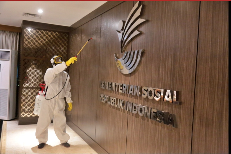 kantor kementrian sosial RI (Kemensos) disempor cairan hindari covid