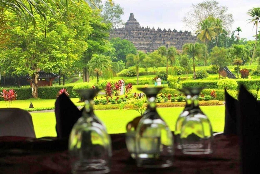 view Candi Borobudur dari Manohara Restoran