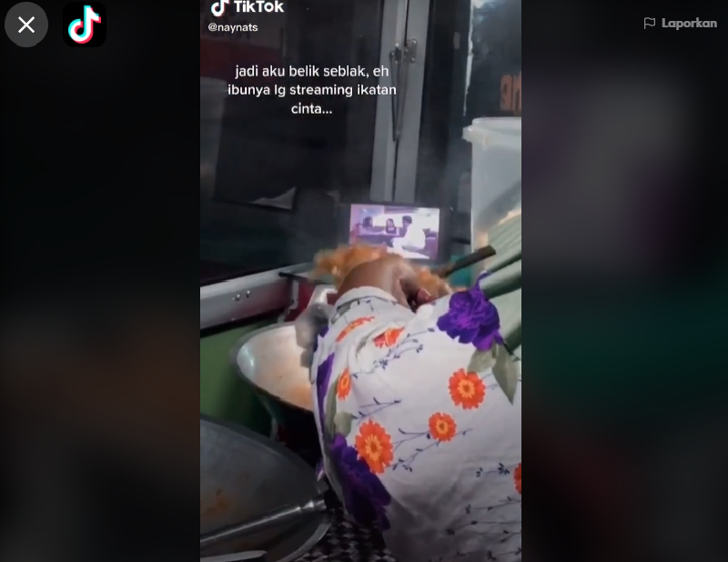 Viral, Aksi Penjual Seblak Lagi Masak Sambil Nonton Ikatan Cinta