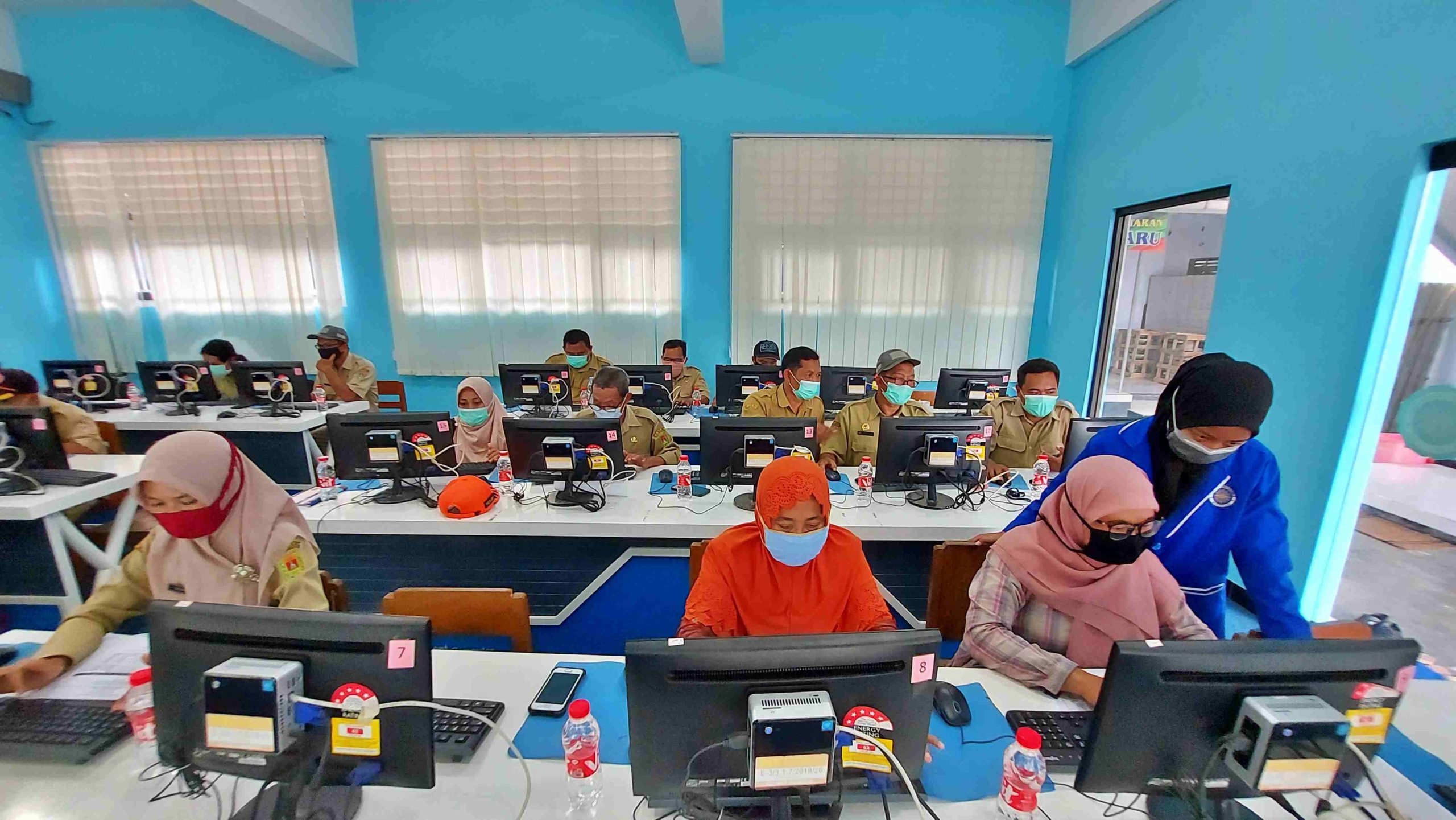 Perangkat Desa Dukun saat ikuti pelatihan dasar komputer sebagai upaya teknologi untuk pelayanan