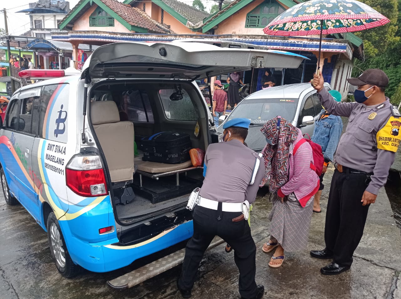 Anggota Polsek Dukun saat mengevakuasi warga lereng merapi untuk mengungsi (7/1/2021)-(Foto: bsn)