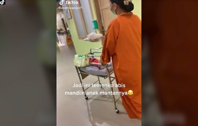 Bidan mandiin bayi baru lahir milik istri mantan pacarnya