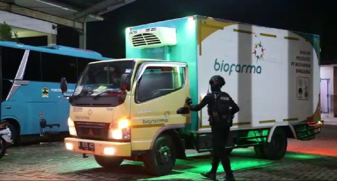 Brimob bersenjata lengkap Jaga gudang Vaksin di Semarang