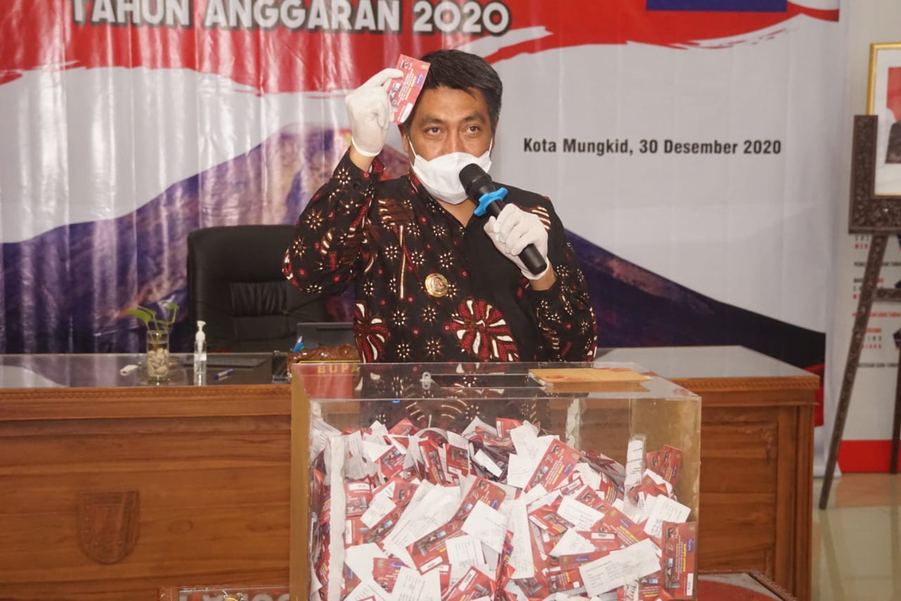Bupati Magelang saat ambil kupon hadiah sopir dan crew armada truk Minerba