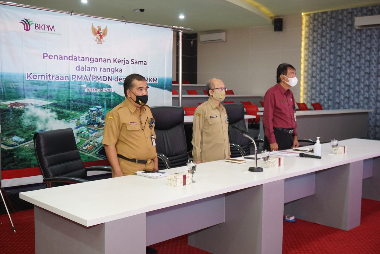 Kepala Disperindagkop dan UKM Kabupaten Magelang, Basirul Hakim mendampingi Sekda Kabupaten Magelang dalam Kegiatan penandatanganan kerjasama dalam rangka kemitraan PMA/PMDN dengan UMKM.