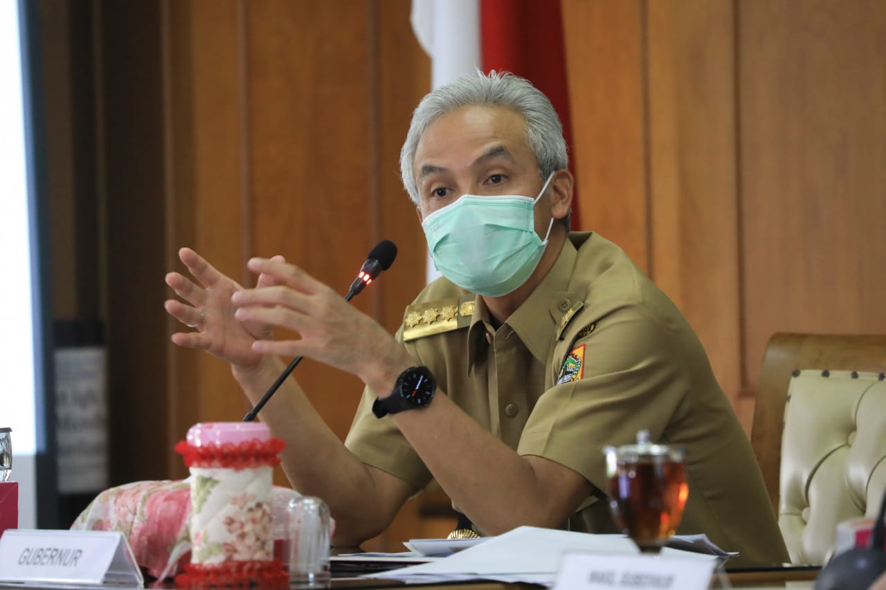 Ganjar Pranowo saat rapat memperpanjang PPKM (25/1/2021)-(Foto: ihr)