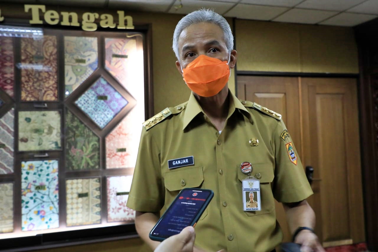 Ganjar Pranowo saat diwawancarai akan divaksinasi pertama kali (6/1/2021)-(Foto: ihr)