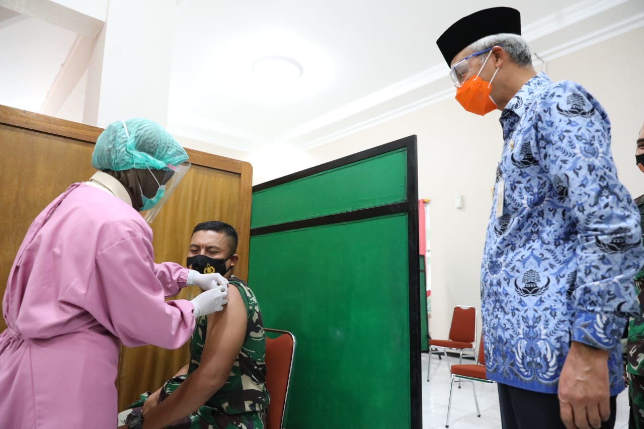 Ganjar saat memantau proses vaksinasi covid kepada Nakes dari TNI (18/1/2021)-(Foto: ihr)