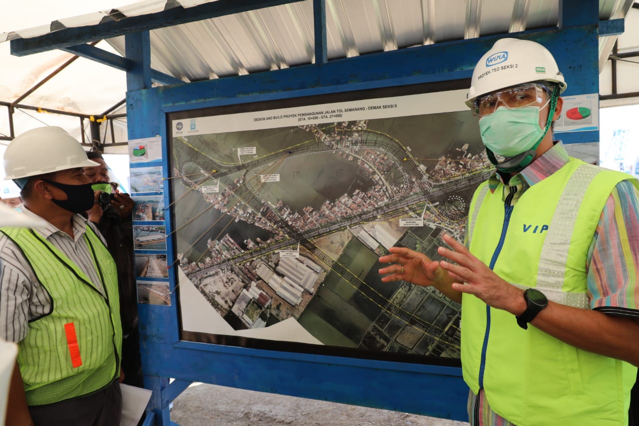 Ganjar saat tinjau pembangunan jalan tol semarang demak (26/1/2021)-(Foto: ihr)