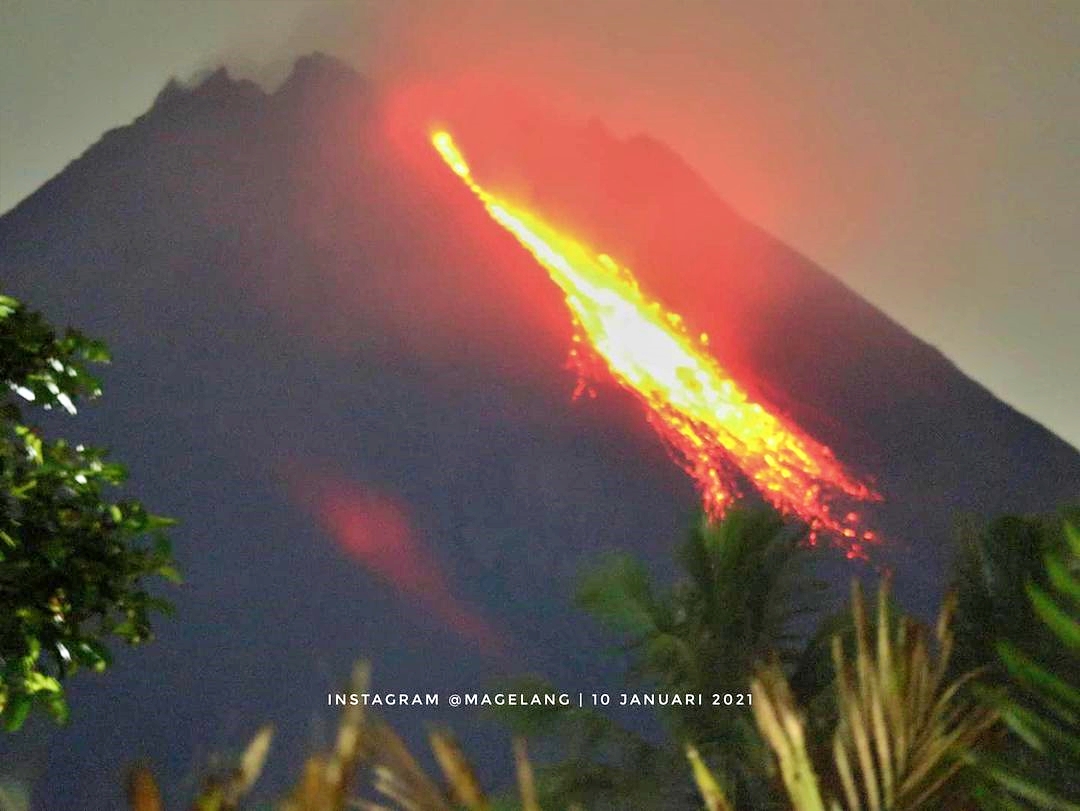 Guguran lava pijar dari Srumbung Magelang (10/1/2021)-(Foto: @Magelang)