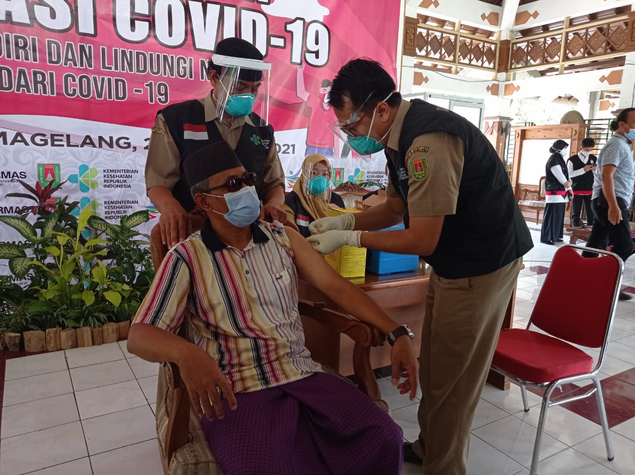 Gus Ngali saat disuntik vaksin sinovac di Pendopo Rumah Dinas Bupati Magelang (25/1/2021)-(Foto: bsn)
