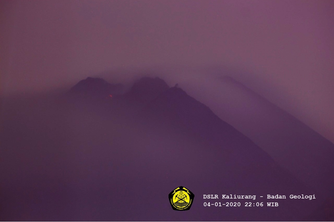 Guguran Lava Pijar Mulai Muncul Di Puncak Merapi