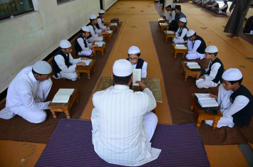 BELAJAR: Siswa madrasah di India. (foto: internet)