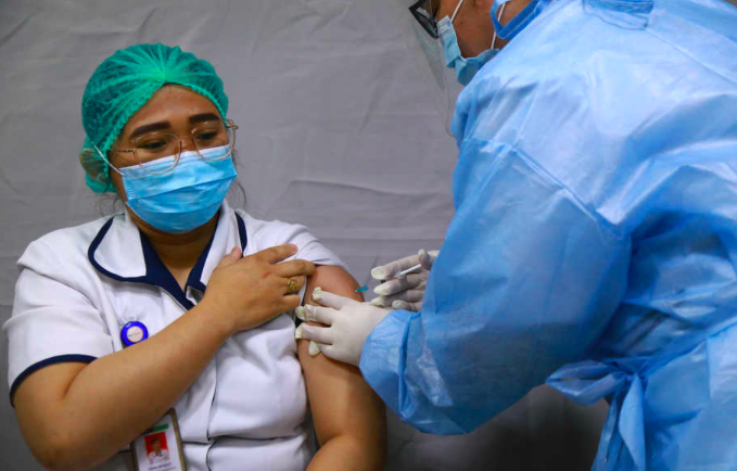 IMUNITAS: Tenaga kesehatan (Nakes) menerima vaksinasi Covid-19 di RS Siloam Hospitas Kebon Jeruk di Jakarta pada Kamis, 14 Januari 2021. (sumber: internet)