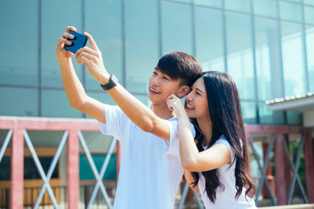 ROMANTIS: Sepasang kekasih memadu mesra. (foto: internet)