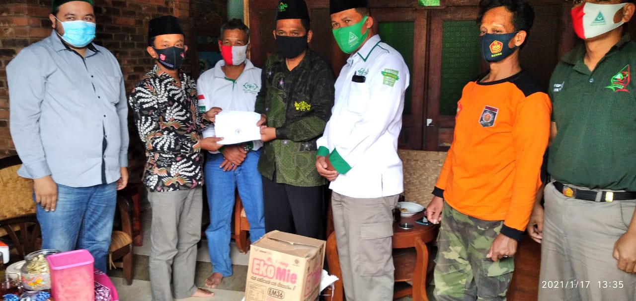 MWC NU Salaman salurkan bantuan kepada korban tanah longsor (17/1/2021)