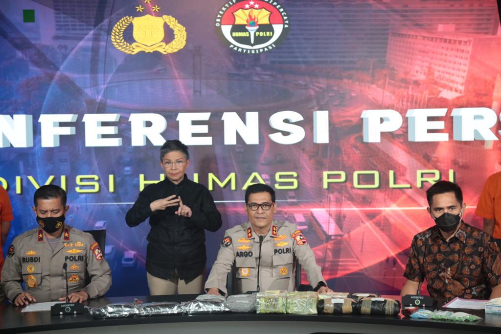 Mabes Polri saat presscon ada orang penerjemah menggunakan bahasa isyarat