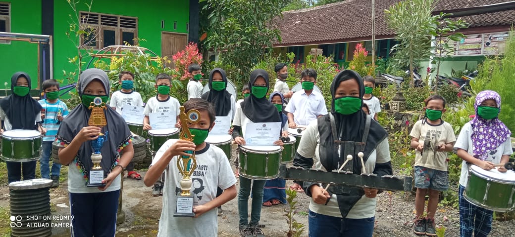 Marching Band Panda Drup Crops Salaman