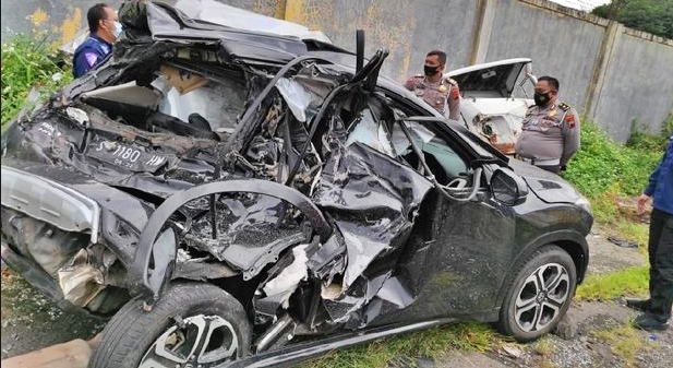 Mobil yang dinaiki Chaca eks Trio Macan terlibat kecelakaan mau di jalan tol semarang