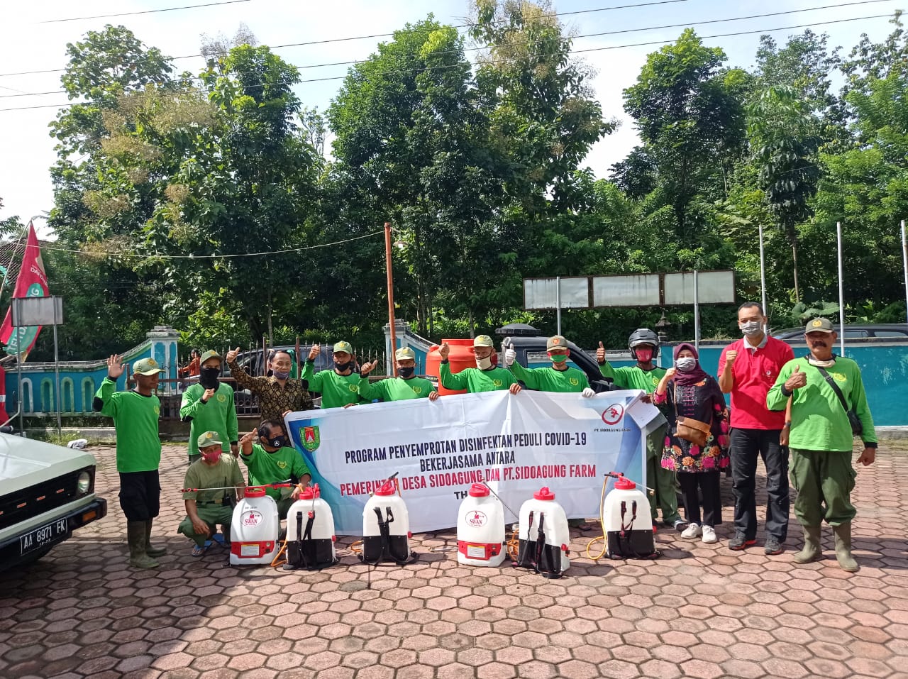 PT Sido Agung Farm salurkan CSR berupa Program penyemprotan Disinfektan untuk Desa Sido Agung Tempuran (9/1/2021)-(Foto: bsn)