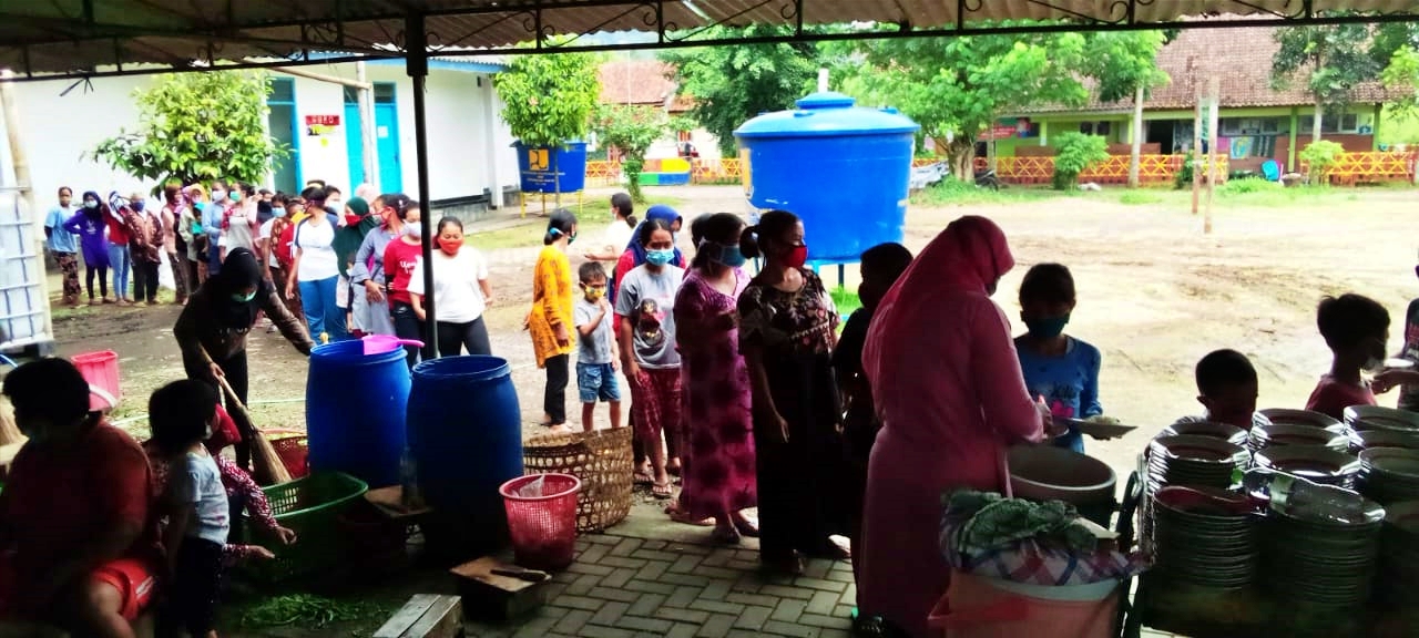 Pengungsi Merapi di Balai Desa Banyurojo antri makan siang (6/1/2021)