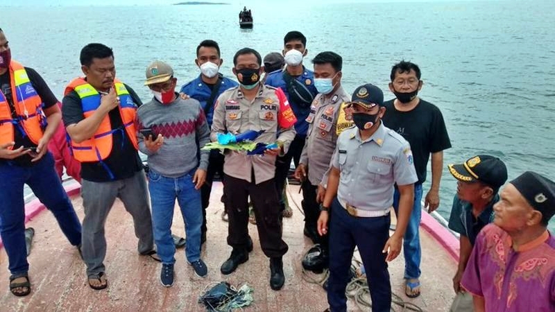 Petugas menemukan benda diduga bagian pesawat