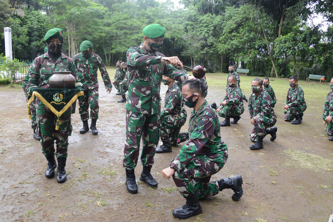 Prosesi siram Air Bunga di puncak gunung tidar oleh jajaran Akmil Magelang (13/1/2021)