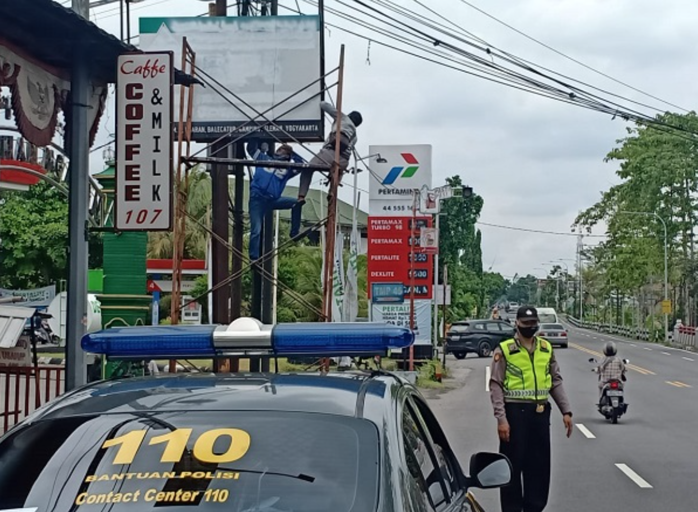 DITURUNKAN: Polisi membongkar papan nama FPI di Sleman. (foto: humas polsek gamping)