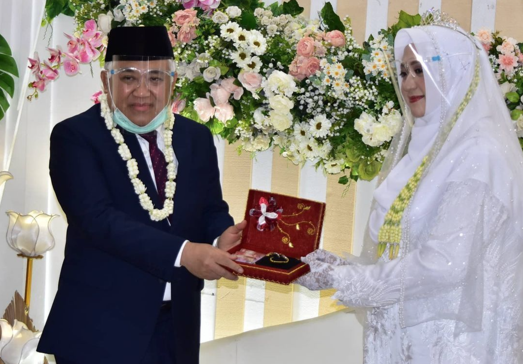 BAHAGIA: Din Syamsuddin dan Rashda Diana. (foto: istimewa)