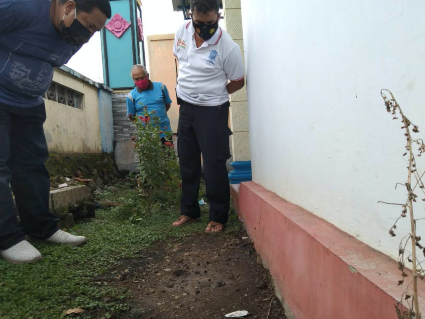 MISTERIUS: Polisi mendatang lokasi asap yang muncul di pekarangan warga. (foto: istimewa)