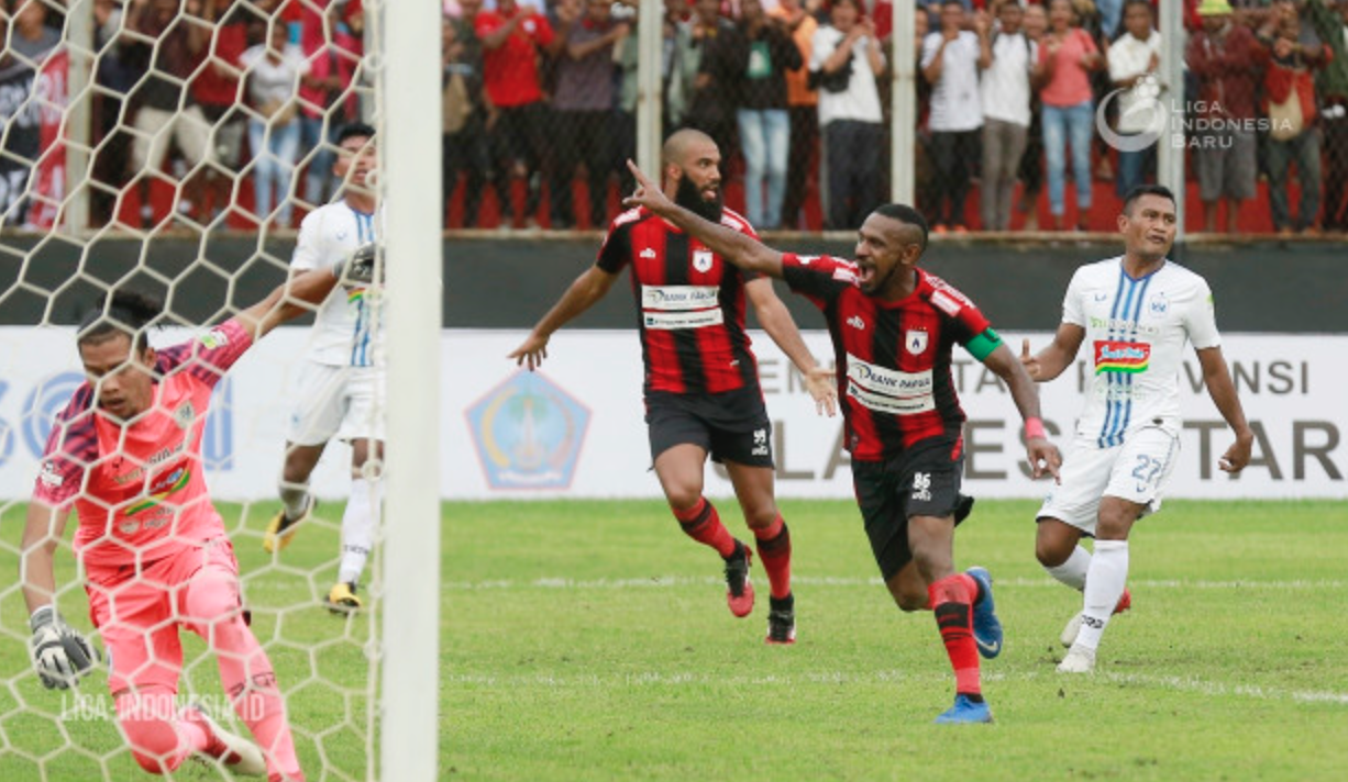 GOL: Pemain Persipura Jayapura Boaz Solossa. (foto: dok. liga indonesia)