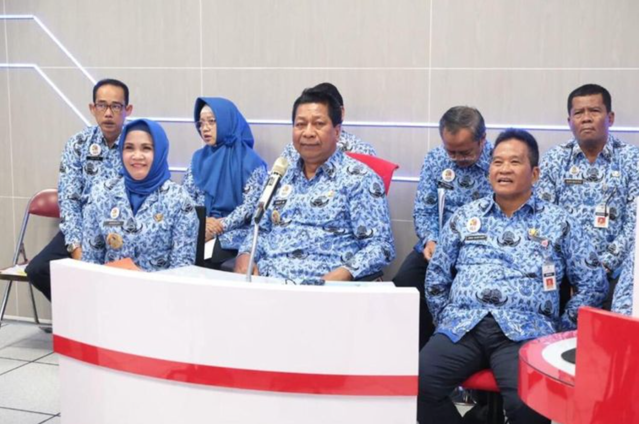 PPKM: Walikota Magelang Sigit Widyonindito, didampingi Wakil Walikota Windarti Agustina, Sekda Joko Budiyono, saat videoconference di Command Center Kota Magelang, 17 Maret 2020 lalu. (foto: istimewa)