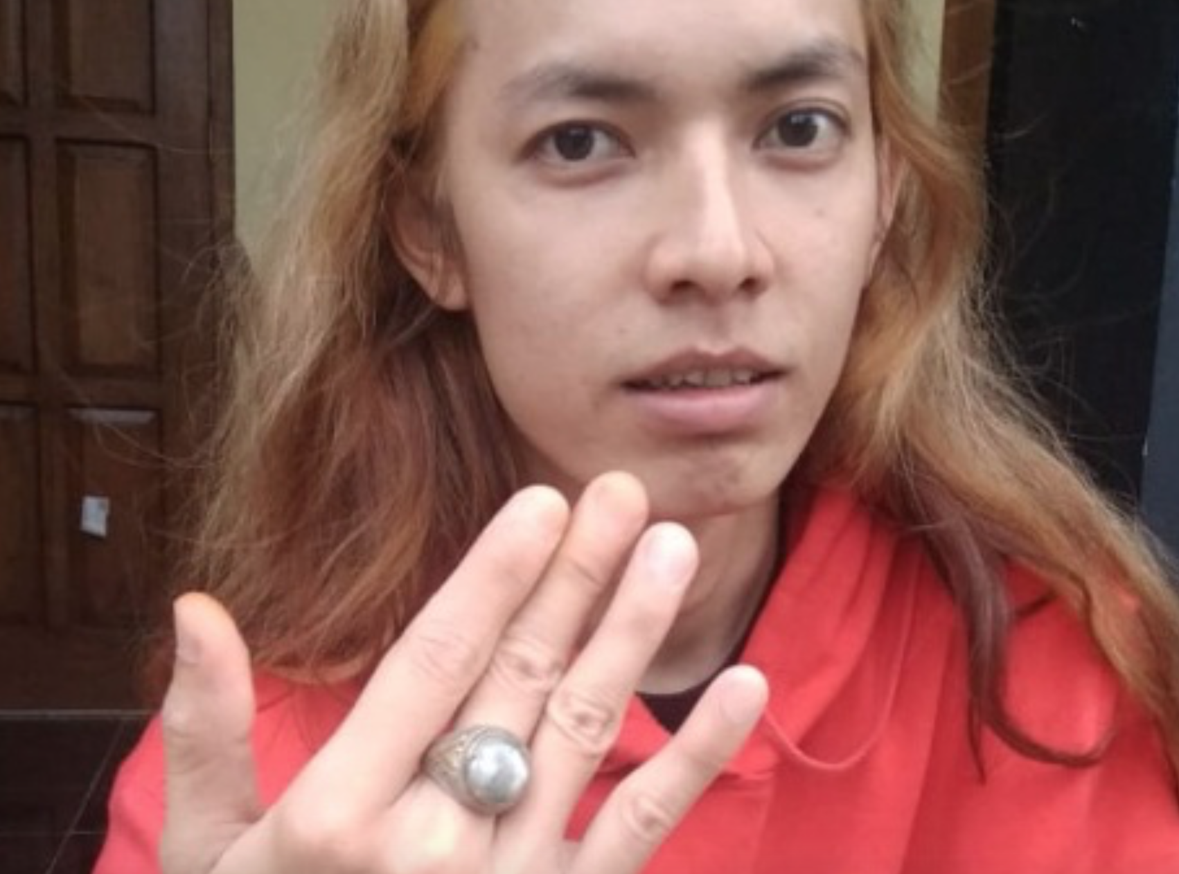 PULUNG: Musthofa Aulia, pria beruntung asal Jogja menunjukkan King Safir. (foto: istimewa)