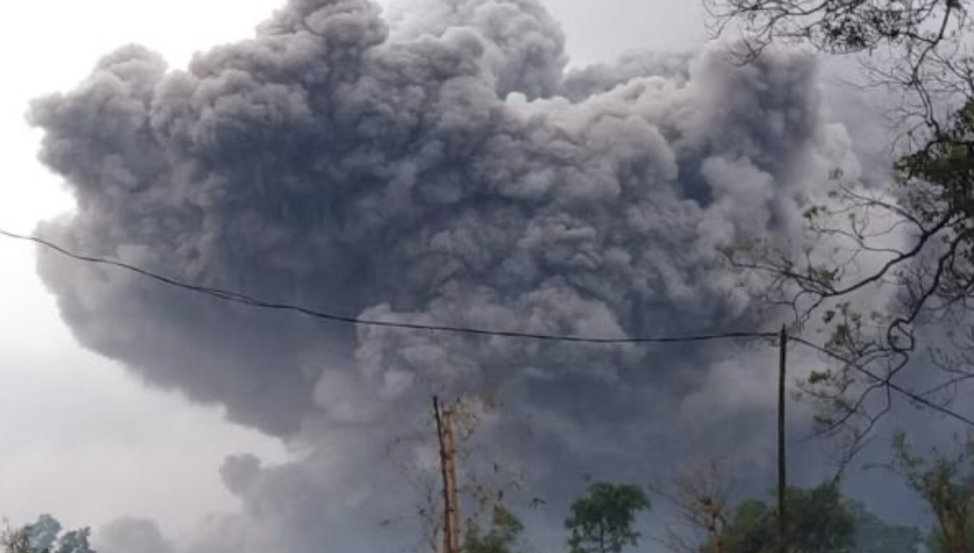MELETUS: Gunung Semeru mengeluarkan awan panas. (foto: istimewa)