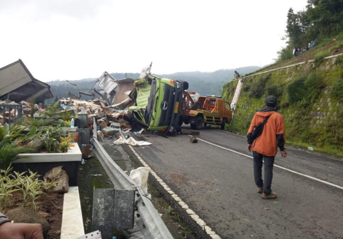 GOOGLE MAPS: Truk bermuatan minuman isotonik terguling usai mengikuti arah Google Maps. (foto: istimewa)