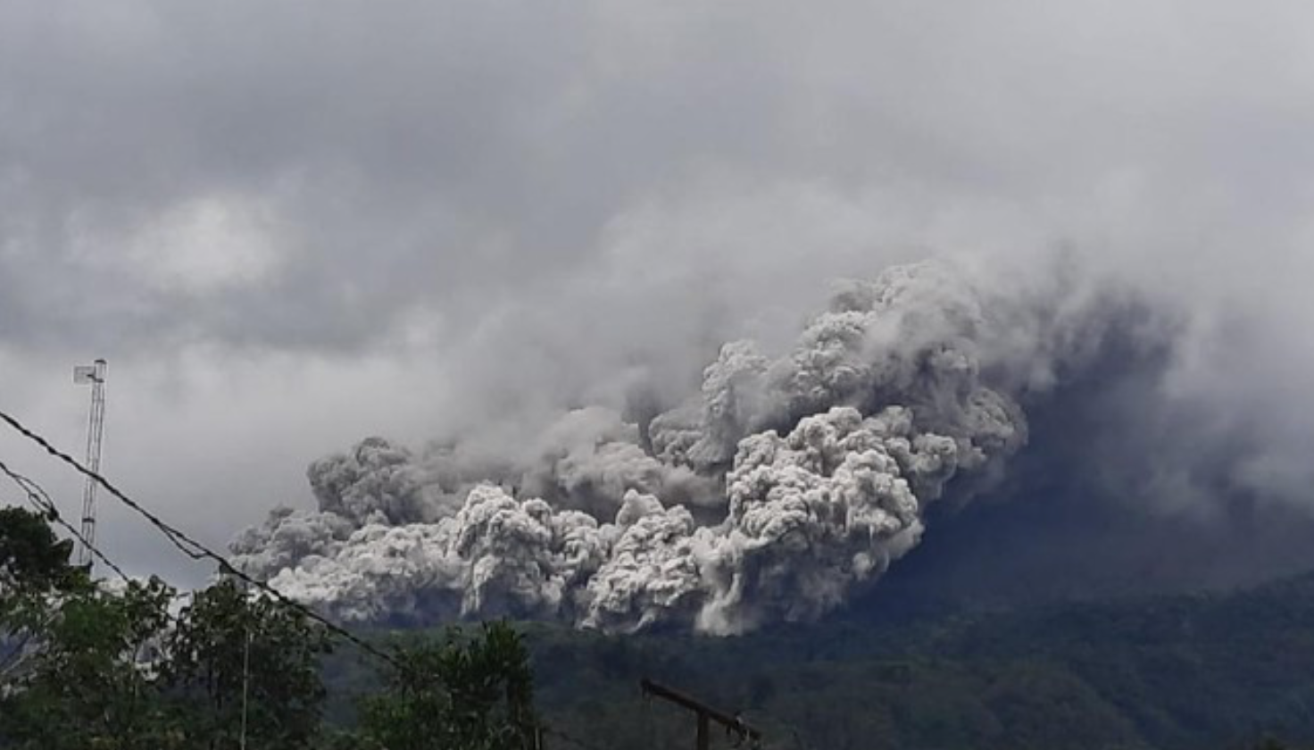 ERUPSI: Gunung Merapi erupsi, dilihat dari Ngrangkah, Umbulharjo, Cangkringan, Kabupaten Sleman, Rabu siang (27/1). (sumber: istimewa)