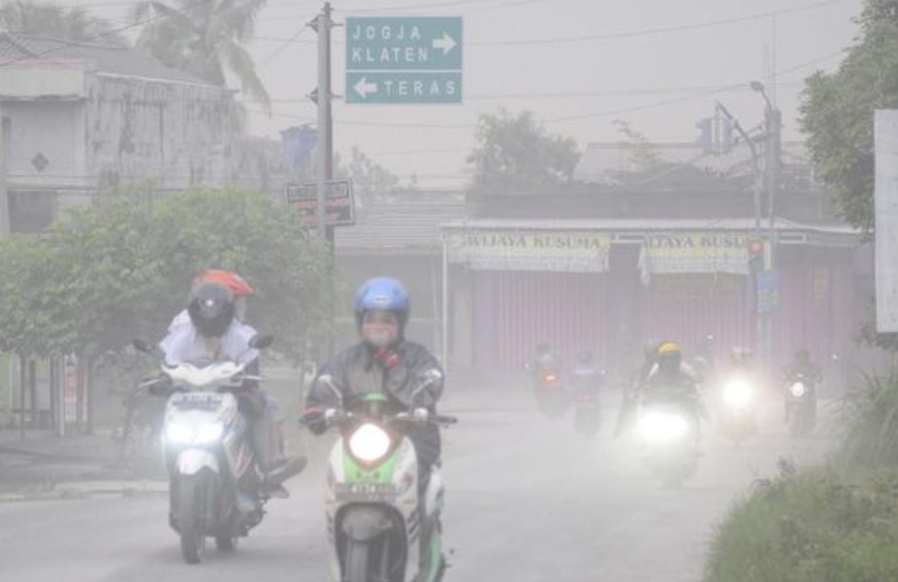 UDAN AWU: Boyolali figurer hujan abu akibat erupsi besar Gunung Merapi, siang ini (27/1). (Foto: illustrais)