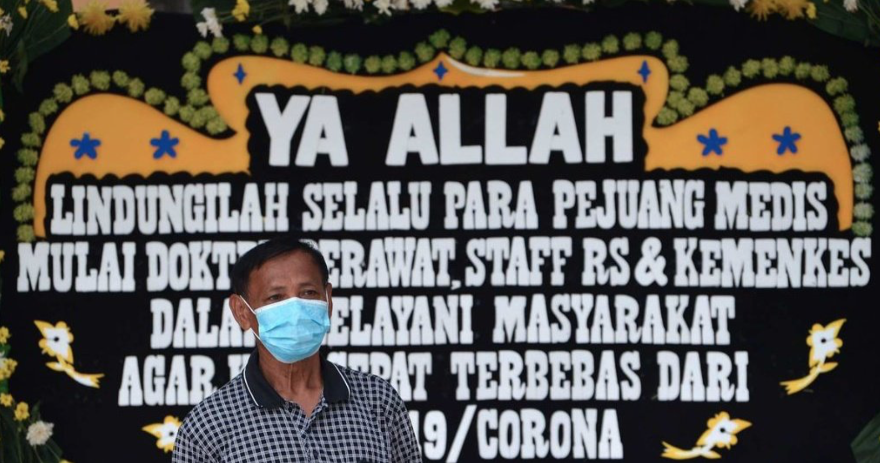 BELA SUNGKAWA: Karangan bunga kepada tenaga medis dan Kesehatan yang gugur dalam tugas saat menangani pandemi covid-19. (foto: internet)