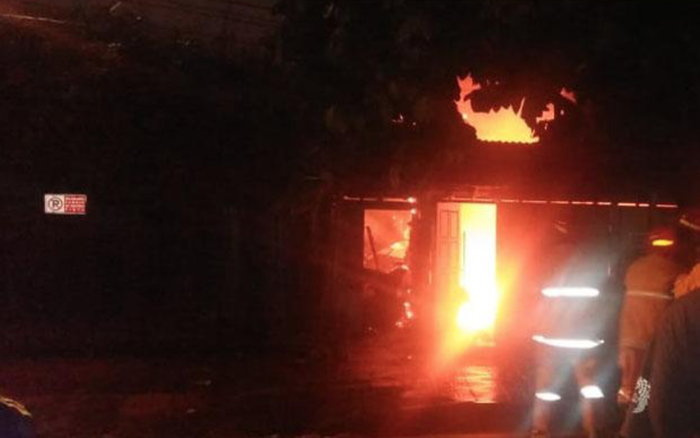 JIBAKU: Petugas memadamkan kobaran api yang membakar warung bakmi di Jogjakarta, Rabu dini hari (27/1). (foto: dok humas polresta jogjakarta)