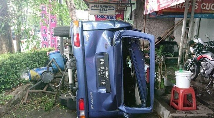 Pohon Tumbang Timpa Mobil Plat AA Hingga Terlempar, Begini Kondisi Pengemudinya
