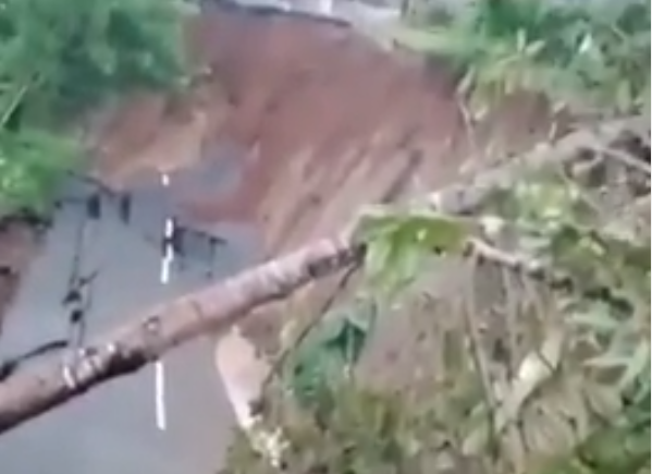 Jalan Ambles Sedalam 5 Meter, Jalur Wonosobo-Kembumen Putus Total