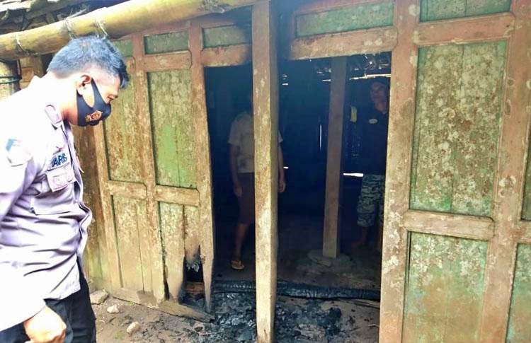 Sebuah rumah yang dibakar oleh anaknya sendiri yang masih remaja